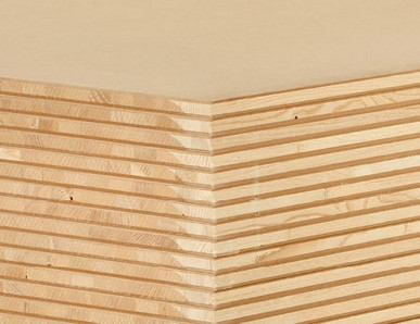 Nahaufnahme einer Tischlerplatte mit mehrschichtigem Holzaufbau, ideal für den Möbel- und Innenausbau.