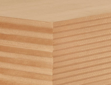 Nahaufnahme einer MDF-Platte mit feiner Schichtung, ideal für Möbelbau und Innenausbau.
