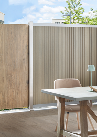 taupefarbener WPC Zaun mit Ambiente