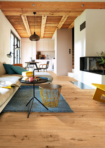 brauner Vinylboden in wohnlichem Ambiente