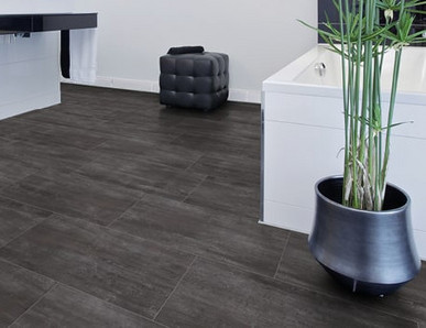 Hochwertiges dunkles Vinyl wurde im Badezimmer verlegt.