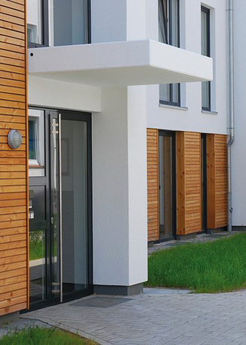 Haus mit Holzfassade und weissem Putz