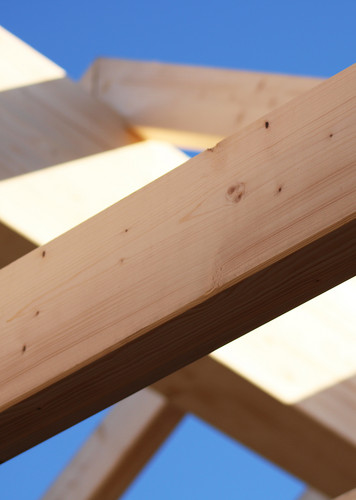 Holzbalken-mit blauem Hintergrund