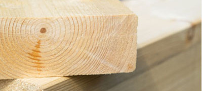 zwei uebereinanderliegende Holzbalken