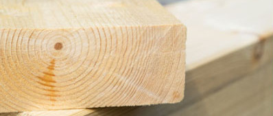 zwei uebereinanderliegende Holzbalken